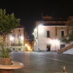 Il centro storico di Teramo di sera, esempio di societa obesogena e di citta che si svuota