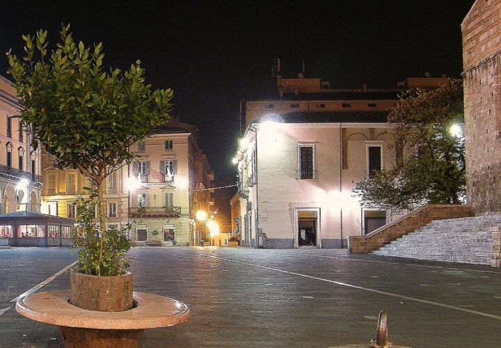 Il centro storico di Teramo di sera, esempio di societa obesogena e di citta che si svuota