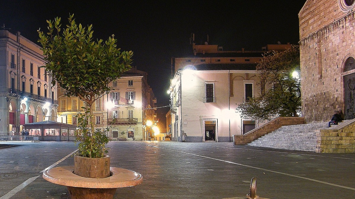 Il centro storico di Teramo di sera, esempio di societa obesogena e di citta che si svuota